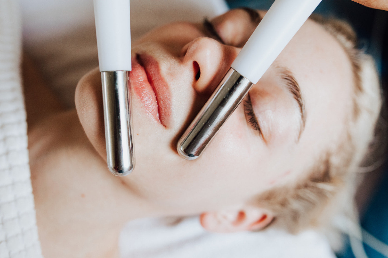 Everything you need to know about a Microcurrent Facial – Myuz Artistry